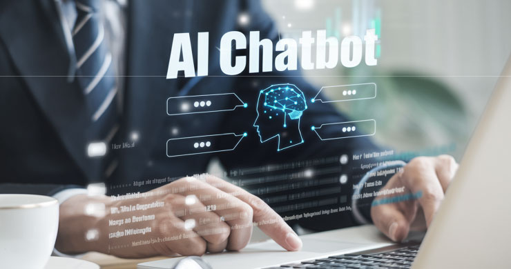 PCを操作するビジネスマンの前に『AI Chatbot』の文字と顔のシルエットと吹き出しが浮かぶ。問い合わせ対応を自動化するAIチャットボットをイメージ。