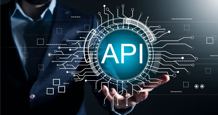 ビジネスマンの掌に青白い球体のAPIが浮かんでいる。APIからは無数の回路が広がり、生成AIと既存システムの柔軟な連携をイメージ。