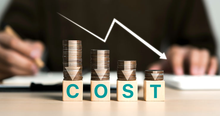 4つの木製キューブが横に並び「COST」を形づくる。それぞれ上に積まれたコインが右に行くほど減少。開発コストが段階的に削減される様子を視覚化している。