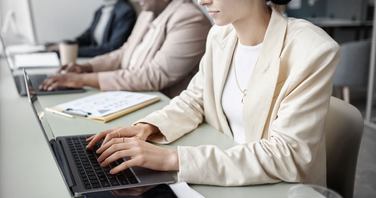 現場が直感的な操作で業務システムを構築し、DXを進めているイメージ。ノーコード開発の手軽さを表現。