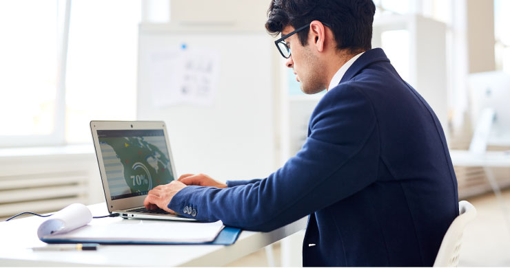 一人のビジネスマンがPCと向き合っている。テンダが初期構築を担い、将来的に自社で開発を巻き取りながら内製化できる柔軟な支援体制を表現したイメージ。