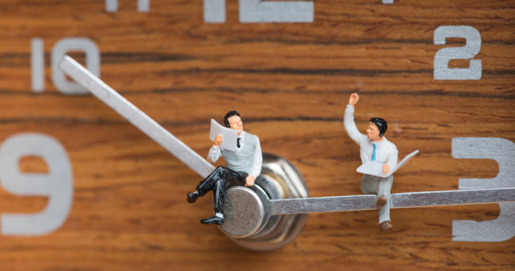 生成AIとノーコードDBによる検索効率化で情報探索の時間が大幅に短縮され、余裕を持って対話し本来の業務に集中できるようになる様子を表したイメージ。